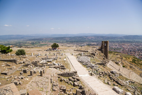 Индейка Вид на археологическое место Акрополисов Пергама с древними руинами
