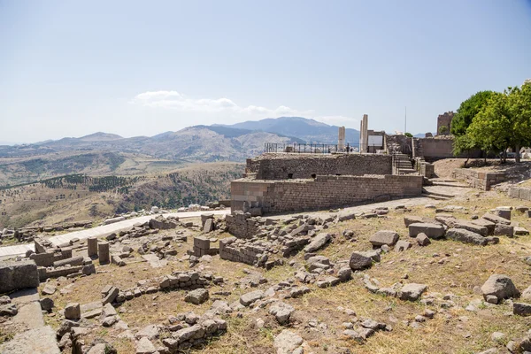 土耳其。别迦摩雅典卫城考古区的古代建筑物废墟 — 图库照片