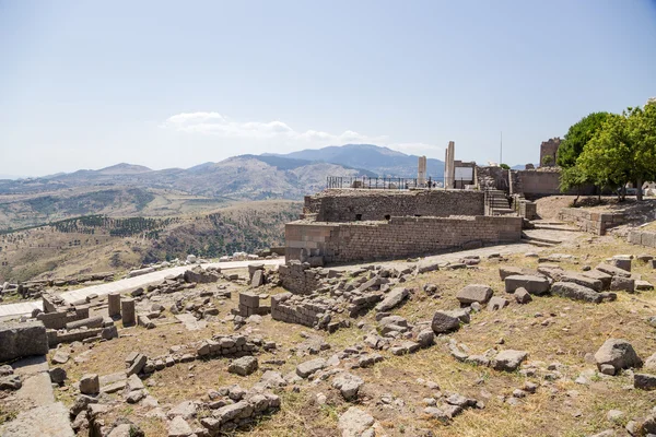 Truthahn. Ruinen antiker Gebäude in der archäologischen Zone der Akropolis von Pergamon — Stockfoto