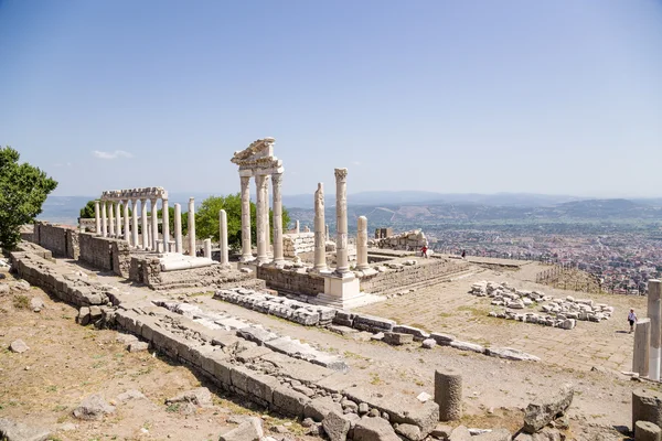 Acropolis of Pergamum, Turkey. In the center the ruins of Trajaneum (Temple of Trajan), 117-118 years BC — Stock Photo, Image