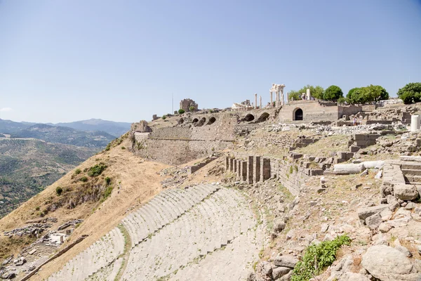 Acropolis of Pergamum, Turkey. In the foreground, the upper ranks of the ancient theater, II century BC — Stock Photo, Image