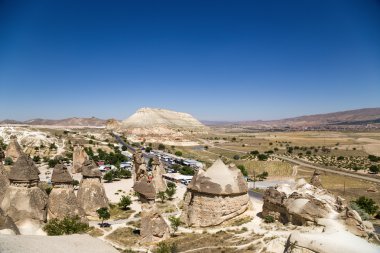 Kapadokya. Keşişler Vadisi (Vadisi Pashabag) ve çevresindeki dağların