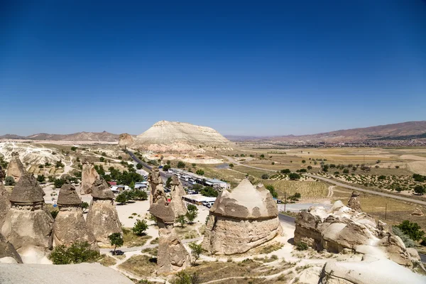 Cappadocia, Turchia. Monks Valley (Valle Pashabag) e le montagne circostanti — Foto Stock