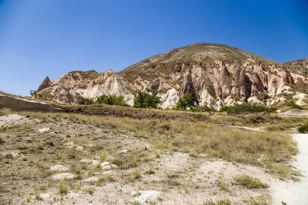 卡帕多细亚，土耳其。风景如画的群山围绕 Pashabag 谷 (僧侣谷) — 图库照片