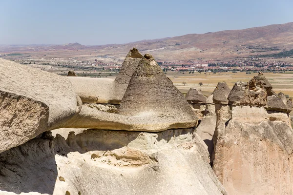 Cappadocia, Turkey. Rocks in the Valley of the Monks (Pashabag) and the surrounding mountains — Stock Photo, Image