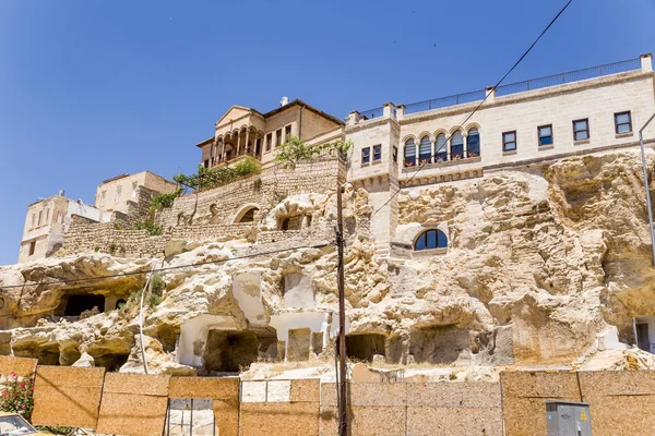 CAPPADOCIA, TURQUIA - JUN 25, 2014: Foto das antigas cavernas abandonadas e das modernas "cavernas" construídas sobre as antigas cavernas — Fotografia de Stock