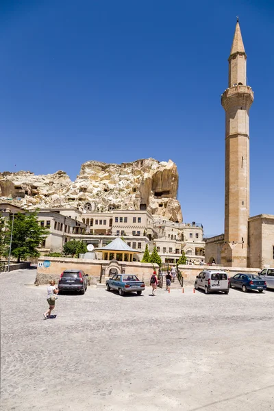 CAPPADOCIA, TURKEY - JUN 25, 2014: Photo of mosque in the old town and the "living" rock with "cave" houses — Stock Photo, Image