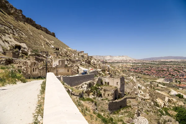 Peru, Urgup. Ruas da Cidade Velha e fachadas de cavernas-casas de tufo — Fotografia de Stock