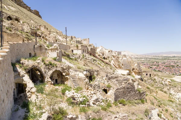 Turquie, Urgup. Ruines façades des "bâtiments grottes" dans la vieille ville sur les rochers — Photo