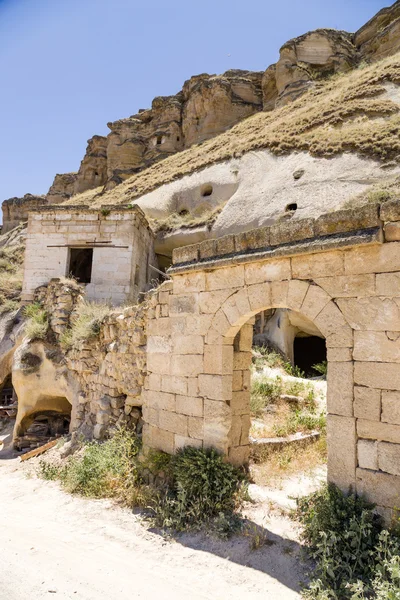 Turcja, Ürgüp. Ruiny starego elewacje w mieście"jaskinia" na skałach — Zdjęcie stockowe