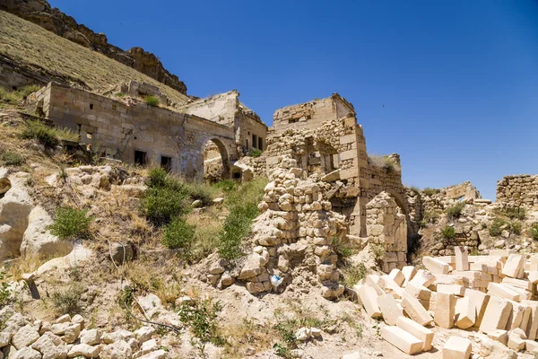 Turcja, Urgup. Ruiny fasad w starym "mieście jaskiń" — Zdjęcie stockowe