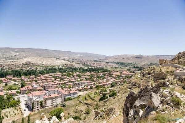 Türkiye, Ürgüp. Bir uçurumun üzerinde tünemiş eski şehirden modern şehir görüntüsü — Stok fotoğraf