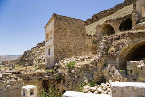 Urgup, Turkey. Ruins "facades" of the abandoned "cave houses" — Stock Photo, Image