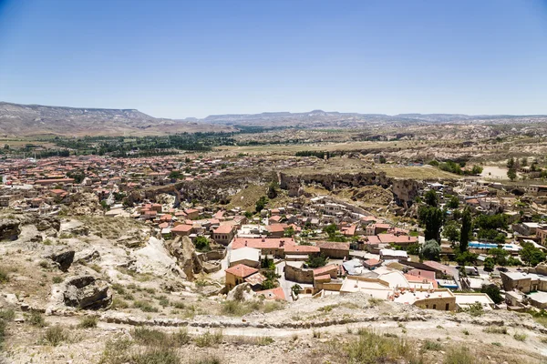 Ürgüp, Turkiet. Staden och de omgivande skotska högländerna — Stockfoto