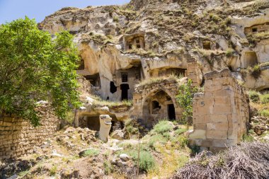 Ürgüp, Türkiye. Terk edilmiş mağara içinde tarihi kent konut