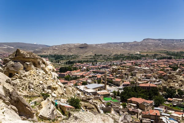 Ürgüp, Türkiye. Kenti çevreleyen kayaların üzerinden — Stok fotoğraf