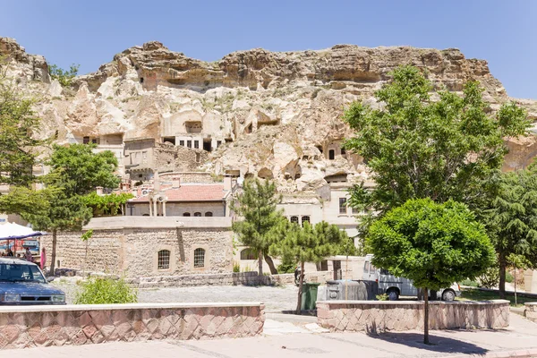 CAPPADOCIA, TURQUÍA - 25 DE JUN DE 2014: Foto del casco antiguo de Urgup con las casas "cueva" — Foto de Stock