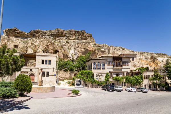 CAPPADOCIA, TURQUÍA - 25 DE JUN DE 2014: Foto de "cueva" y casas comunes en el casco antiguo de Urgup —  Fotos de Stock