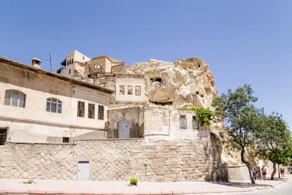 Ürgüp, Turkiet. "House-grottor" på en klippa i gamla stan — Stockfoto