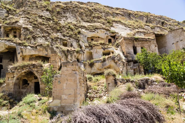 Capadocia, Turquía. "Fachadas" abandonadas "casas cueva" en el casco antiguo de Urgup —  Fotos de Stock