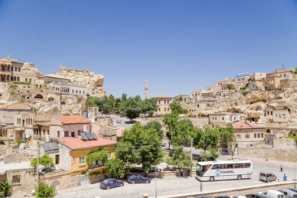 Kappadokien, Turkiet - 25 juni 2014: Foto av stadsbilden i Ürgüp gamla stan med en minaret — Stockfoto