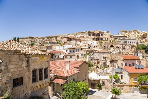 Cappadocië, Turkije. Uitzicht op de oude Mahon stad op een rots — Stockfoto