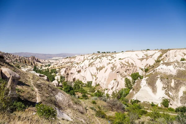 Capadocia, Turquía. Pintoresco valle de las palomas con tallado en la roca "casas" - cuevas. En el fondo ciudad de Uchisar — Foto de Stock
