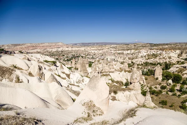 Cappadocia, Turchia. Bellissimo paesaggio con pilastri di agenti atmosferici nella Valle dei Piccioni vicino alla città di Uchisar — Foto Stock