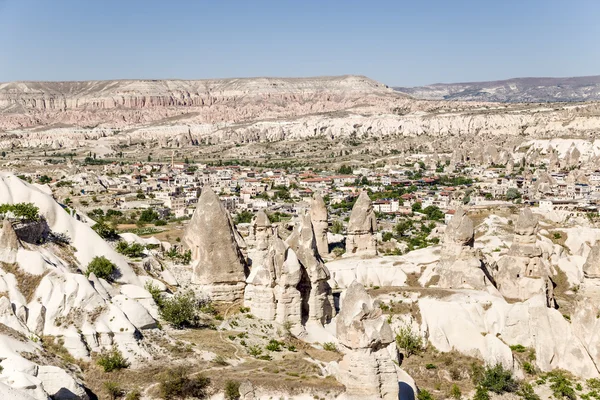 Cappadocia, Turchia. La pittoresca valle di montagna con pilastri di agenti atmosferici nelle vicinanze della città di Uchisar — Foto Stock