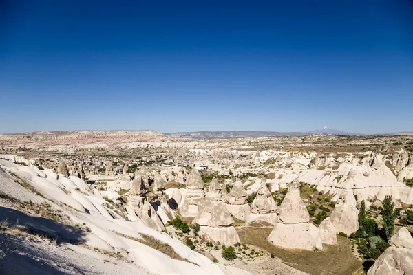 Cappadocia, Turchia. La pittoresca valle di montagna con pilastri di agenti atmosferici vicino a Uchisar — Foto Stock