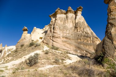 Türkiye, Cappadocia. İçlerinde mağaralar çevresinde Cavuşin ile pitoresk kayalıklarla