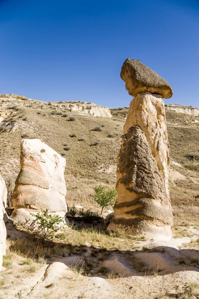 Cappadocia, Turkey. Pillars of weathering (outliers, fireplaces fairies) in the vicinity of Cavusin — Stock Photo, Image