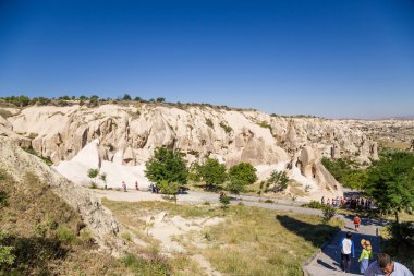 Kapadokya - 25 Haziran 2014: Göreme Milli Parkı, yapay mağaralar ile dağ manzarası fotoğrafı