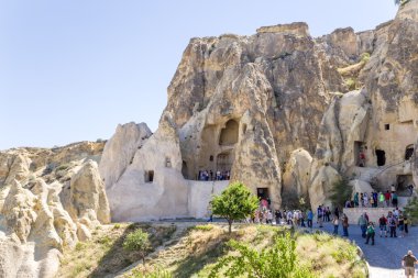 Kapadokya - 25 Haziran 2014: Fotoğraf mağaralarda Göreme Açık Hava Müzesi ile pitoresk kayalıklarla