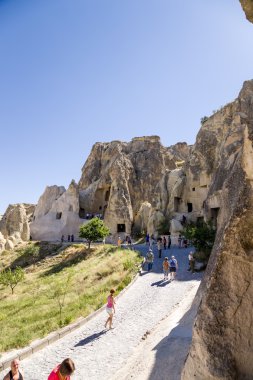 Kapadokya - 25 Haziran 2014: Fotoğraf karmaşık Open-Air Göreme müze taşlara Ortaçağ Mağara Manastırı ziyaret turist
