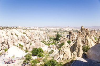 Kapadokya - 25 Haziran 2014: Fotoğraf kayalıklarla Göreme Açık Hava Müzesi de ile