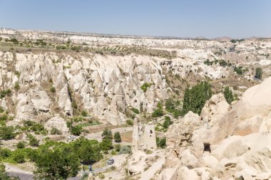 Kapadokya - 25 Haziran 2014: Fotoğraf Göreme Milli Parkı kayalarda mağaralarda ile dağ Vadisi