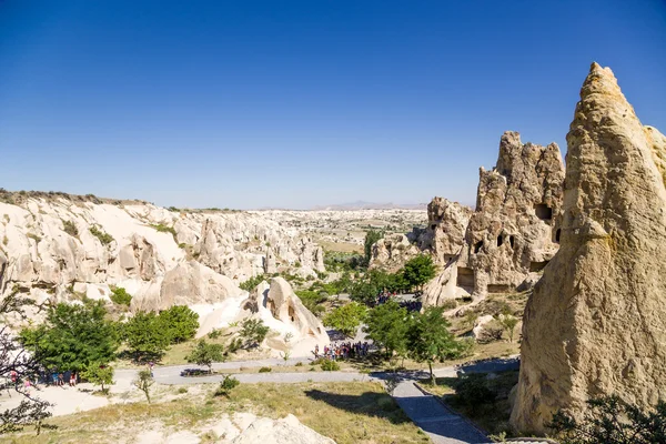 Kapadokya - 25 Haziran 2014: Fotoğraf Açık Hava Müzesi'nde mağaraları ile pitoresk kayaçların — Stok fotoğraf