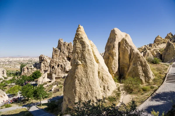 Cappadocia, Turchia. Pittoresche rocce con grotte al Museo all'aperto nel Parco Nazionale del Goreme — Foto Stock