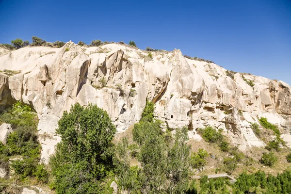 Cappadoce, Turquie. Murs de canyon avec grottes artificielles dans le parc national de Goreme — Photo