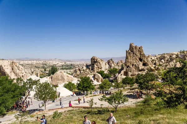 CAPPADOCIA, TURKEY - JUN 25, 2014: Photo of tourists in the picturesque medieval cave monastery complex in the rocks in the Open-air Museum of Goreme — Stock Photo, Image