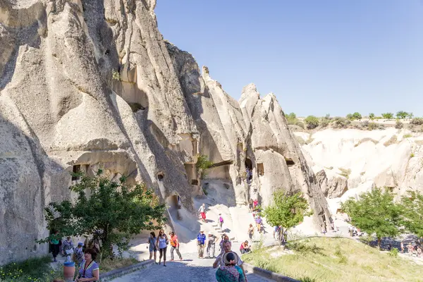 CAPPADOCIA, TURKEY - JUN 25, 2014: Photo of  tourists visiting the sights of the Open Air Museum in Goreme National Park — Stock Photo, Image