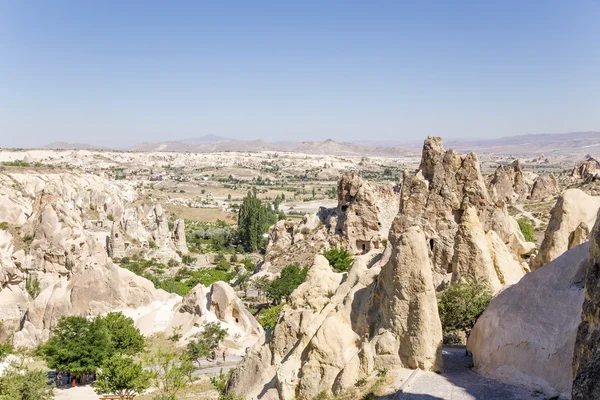 Turchia, Cappadocia. Scogliere pittoresche con grotte al Museo all'aperto di Goreme — Foto Stock