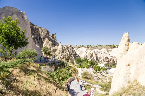 CAPPADOCIA, TURKEY - JUN 25, 2014: Photo of  tourists at the Open Air Museum in the Goreme National Park — Stock Photo, Image