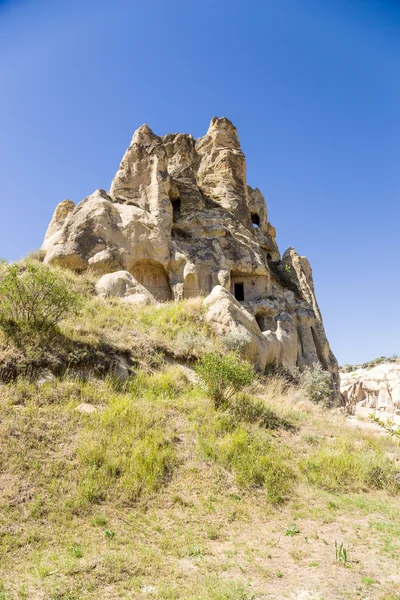 トルコ、カッパドキア。ギョレメの開いている空気博物館で古代の洞窟修道院の美しい岩 — ストック写真
