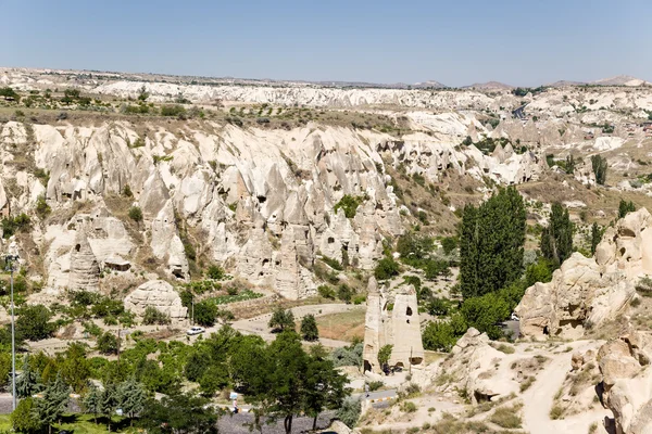 Kappadokien, Turkiet. Berget dalen i Göreme nationalpark med konstgjorda grottor — Stockfoto