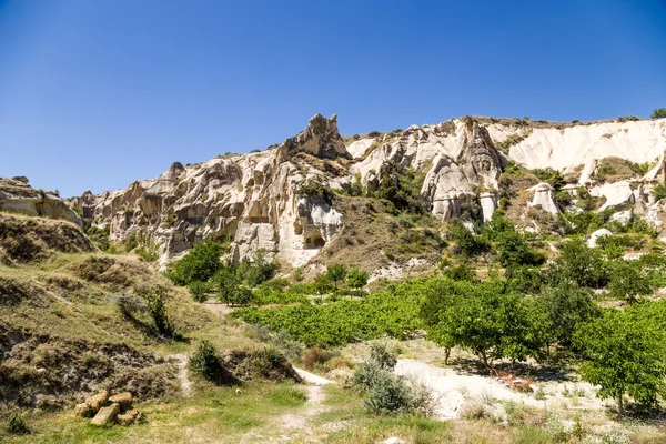 เฮ้ เฮ้ เฮ้ แคปปาโดเชีย, ตุรกี มุมมองที่สวยงามของหุบเขาภูเขาในอุทยานแห่งชาติ Goreme — ภาพถ่ายสต็อก