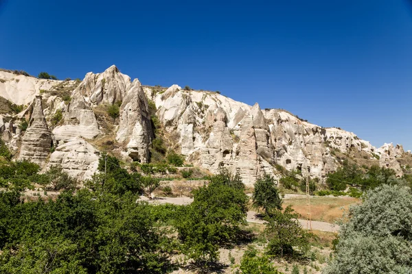 Kapadocja, Turcja. Doliny górskie w Park Narodowy Goreme: sztuczne jaskinie w skałach — Zdjęcie stockowe