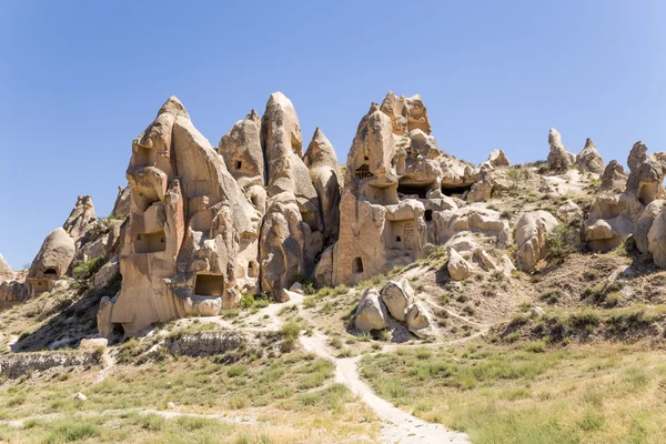 Kapadokya. Göreme Milli Parkı içinde yapay mağaralar ile pitoresk kayalar