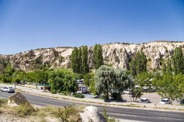 Kappadokien, Turkiet - 25 juni 2014: Foto av ett berg dalen i Göreme nationalpark med konstgjorda grottor i bergen — Stockfoto